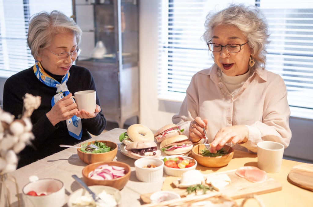 カフェでお食事を楽しむシニア女性