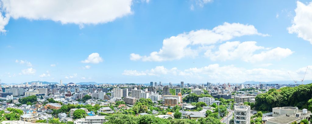 晴れた日の小高い丘からの街並み景色