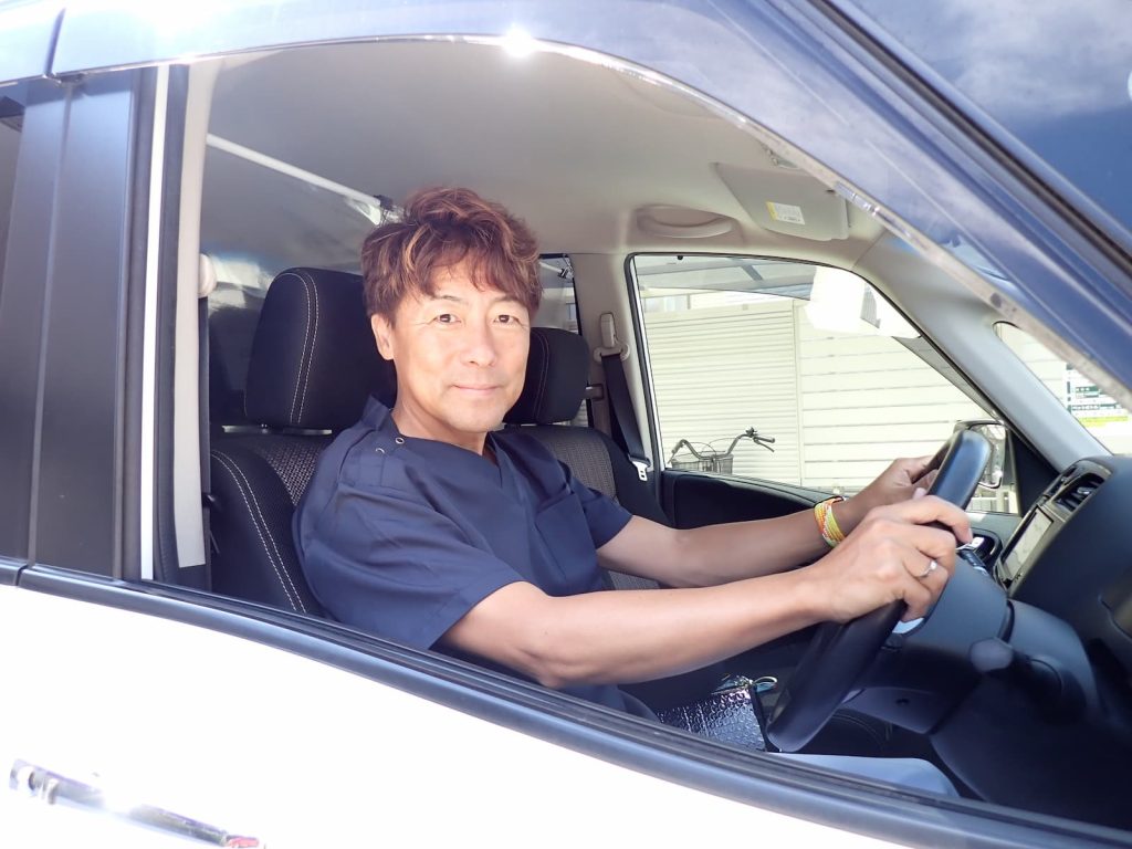 福祉介護タクシー車両を運転するSEIJO CLUB Trip☆Care.の代表