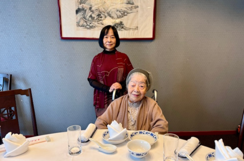 横浜中華街で中華料理を楽しむ高齢者と娘