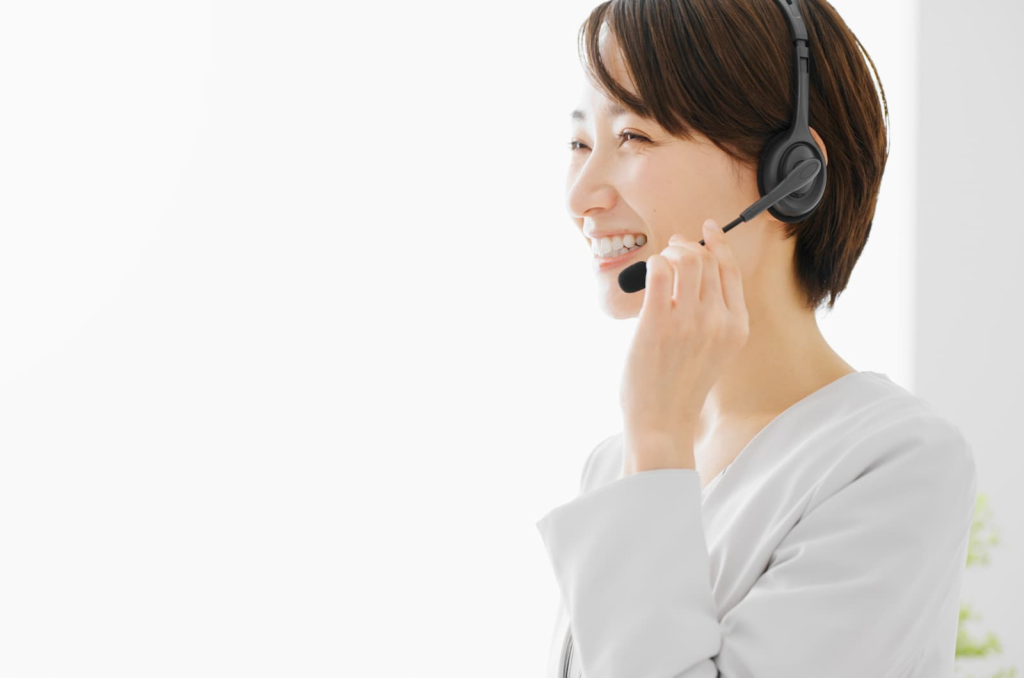 電話応対をするオペレーター