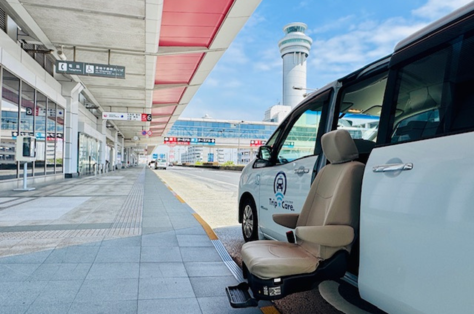 羽田空港にスライドシートを出している福祉介護タクシー車両