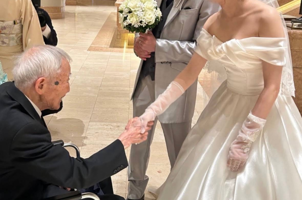 結婚式に参列する高齢者