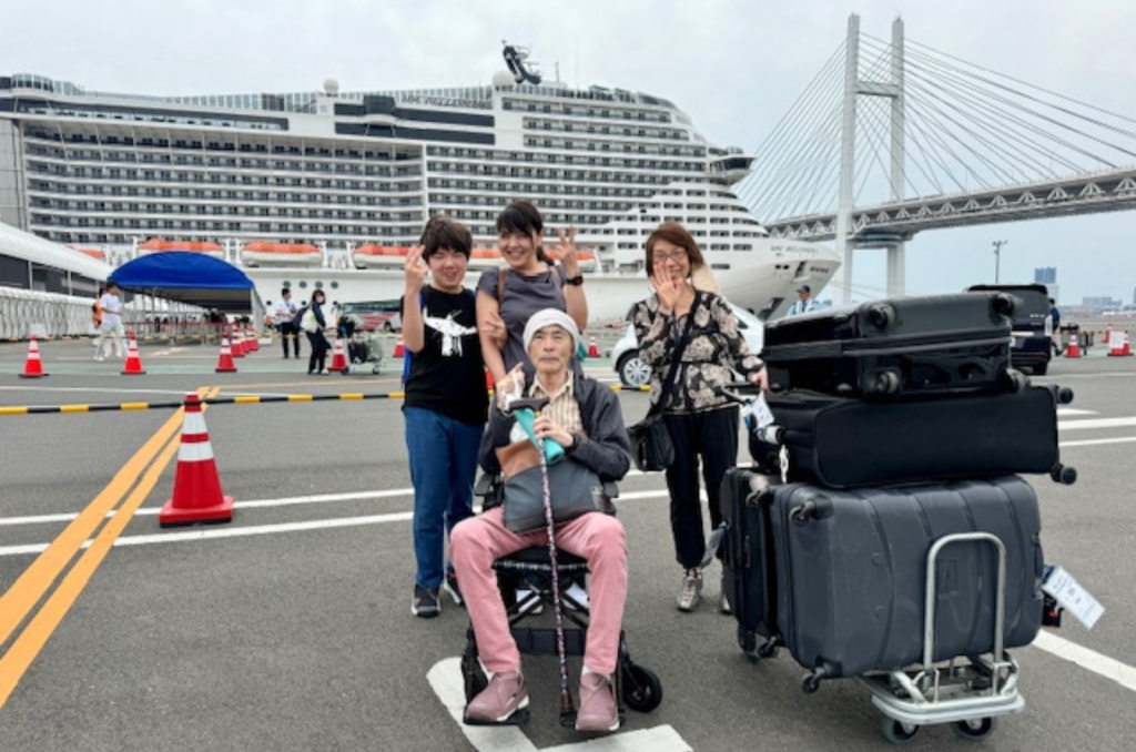 クルーズ旅行を楽しむ3世代ファミリー