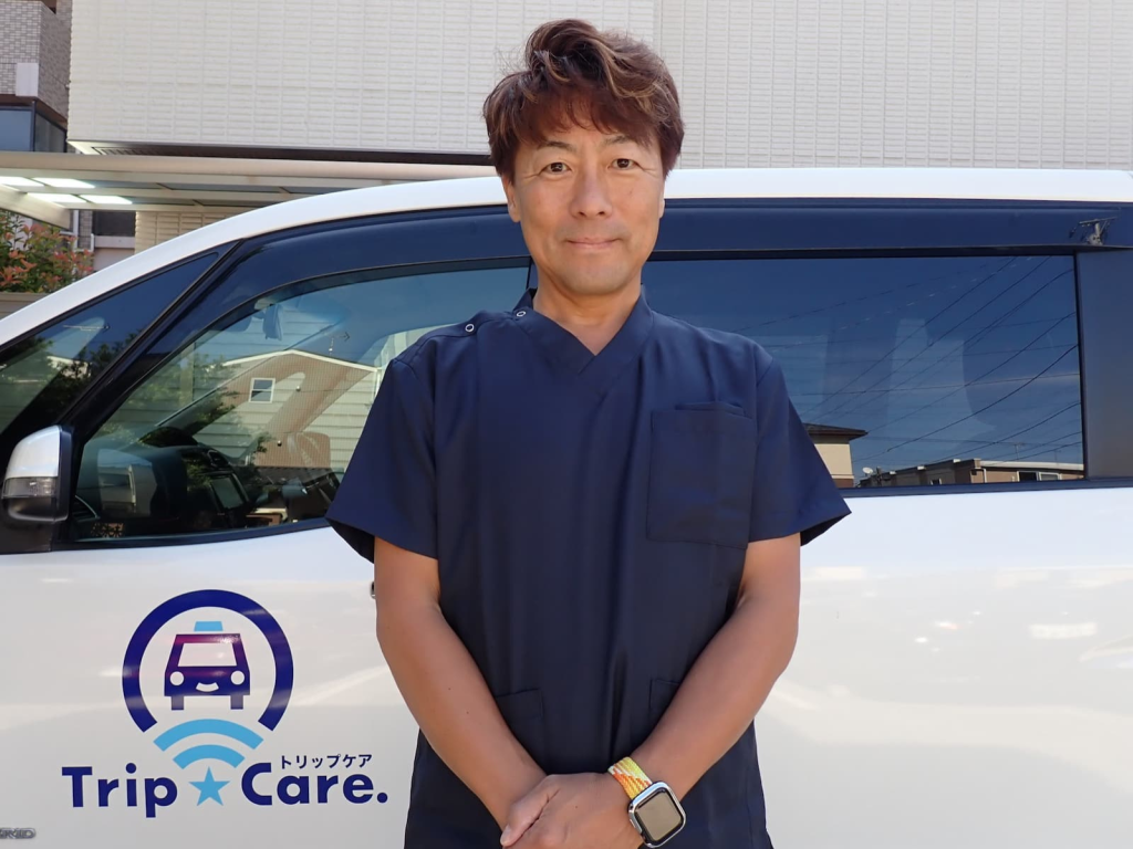 福祉介護タクシー車両とSEIJO CLUBの代表者