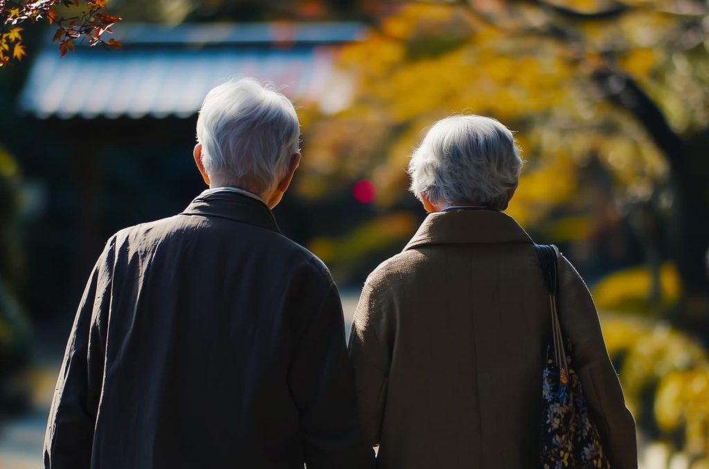 高齢者夫婦が旅行先で歩いている様子