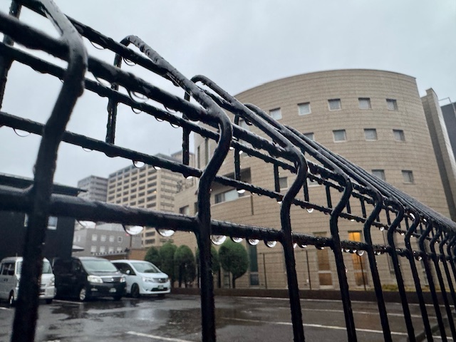 雨が降っている福祉介護タクシー車両の車庫
