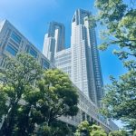 木漏れ日の中の東京都庁の外観