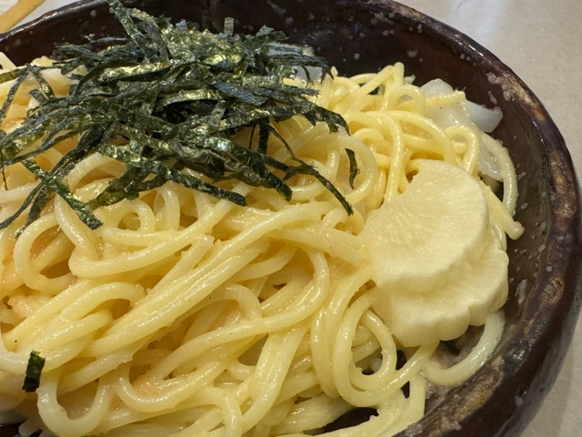目黒にあるスパゲッティ専門店ダンのたらこイカスパゲッティに2切れのたくあん