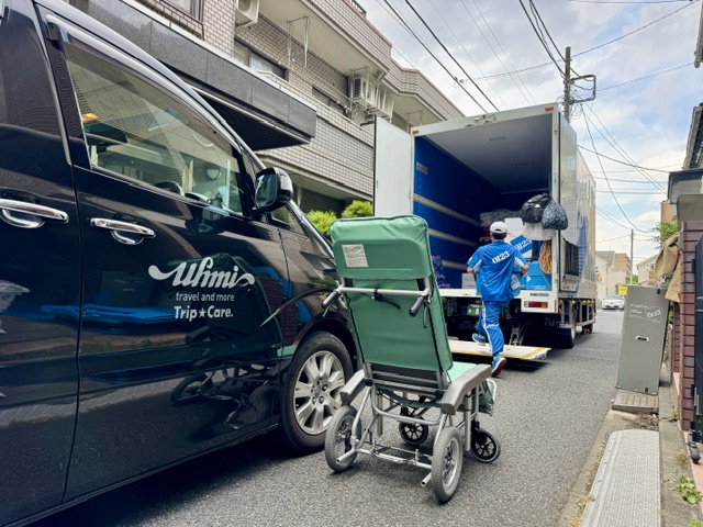 引越し業務をする0123アート引越センターのスタッフと福祉介護タクシー車両にリクライニング車いす