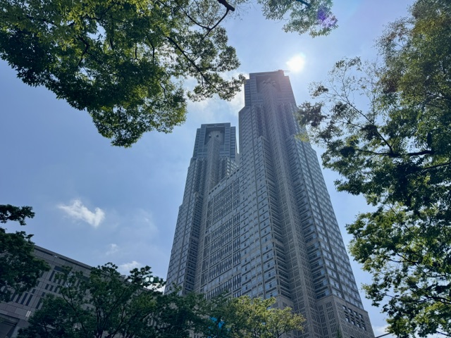 木漏れ日の向こうに東京都庁の建物