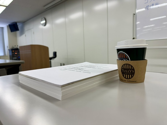 東京都庁福祉局が開催する新規指定事業者の分厚い研修資料とタリーズコーヒーのカップ