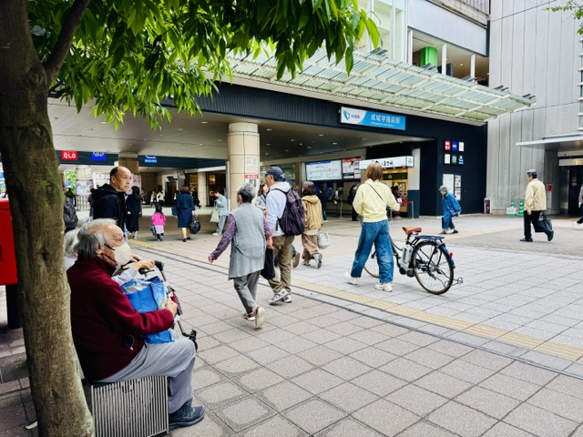 成城学園前駅の広場