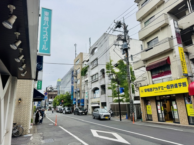 成城にある東進ハイスクールと道向こうにある早稲田アカデミー個別進学館