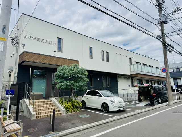 ミモザ町田成瀬台に福祉介護タクシー車両を止めてお客様を待つ様子