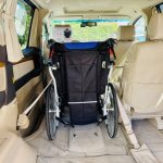 福祉介護タクシーの車両内に車いすを固定した様子