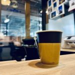 トリップケア町田店の執務室にブラックコーヒー